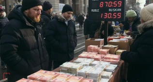 Çin Yuanı Moskvada Güclənir, Rubl isə Zəifləyir: Nə Baş Verir?